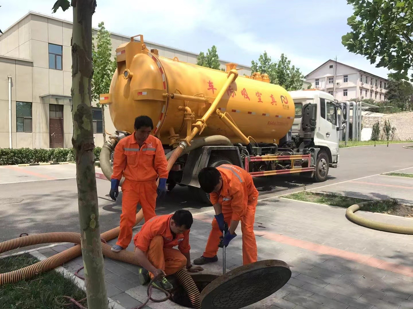 右玉管道疏通车停在窨井附近