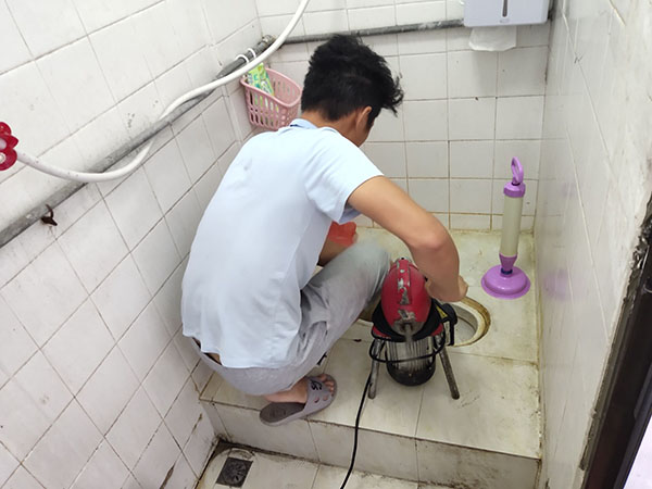 右玉管道堵塞冒臭气 专业师傅现场解决问题