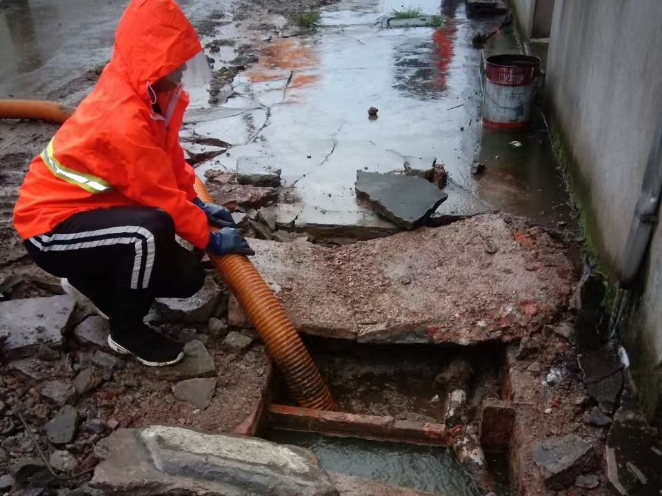 右玉专业清理污水池 炜誉市政以规范流程守护城市 “肠道”