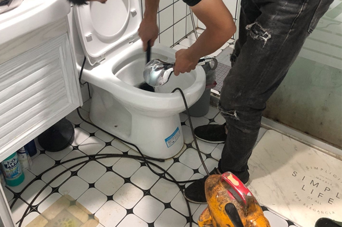 右玉马桶堵塞自己疏通还是找师傅?专业上门服务让你省时更省心